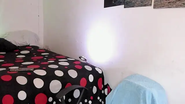 chloe_kisses webcam