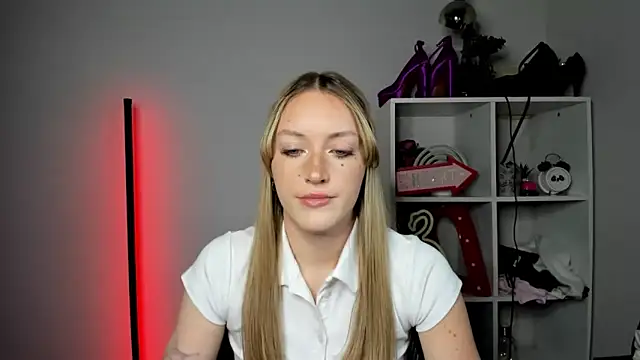 EvelynBlond webcam