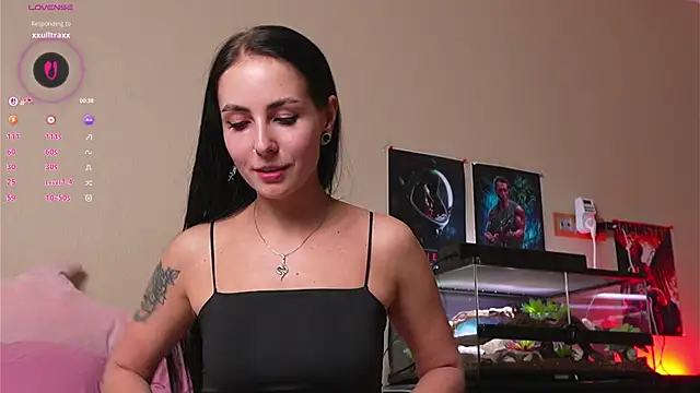 YaraAveiri webcam
