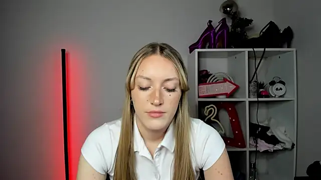 EvelynBlond webcam
