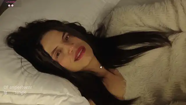angieebaezz (F young) - footjob