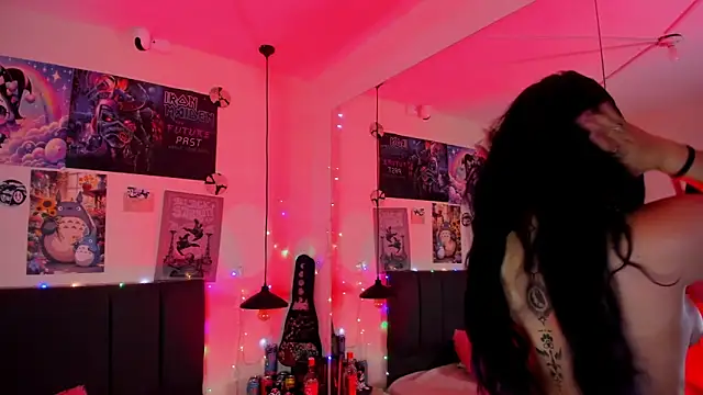 sabrinav_ (F teen) - spanks ass