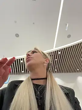 lisamurr (F milf) - I pinch my nipples