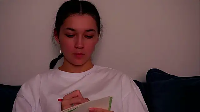 winonaholy (F teen) - Show ass closer to camera