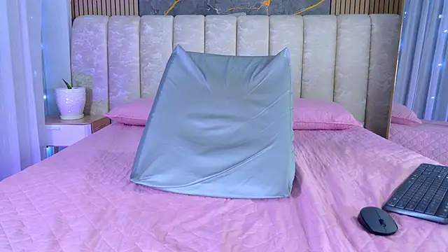 mia_scot webcam
