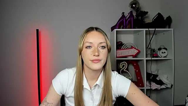 EvelynBlond webcam