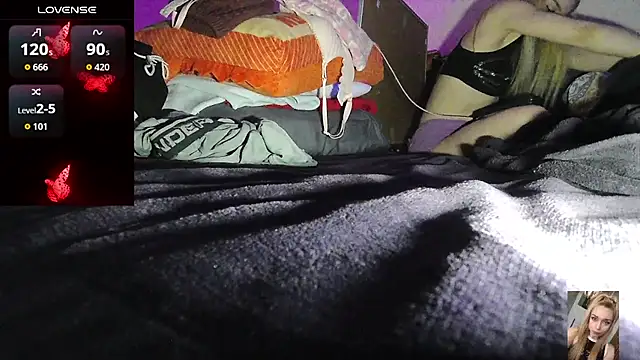 Blondiewithanass webcam