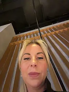 lisamurr (F milf) - Masturbating in WC 💦