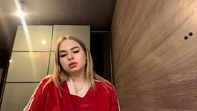 MiaLiluna webcam