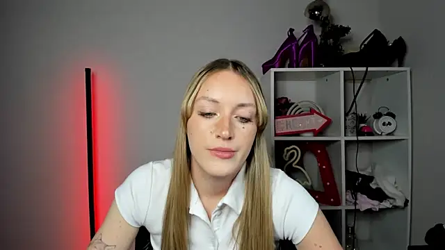 EvelynBlond webcam