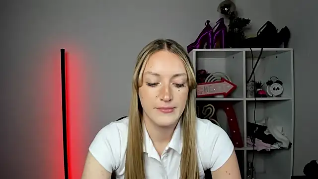 EvelynBlond webcam