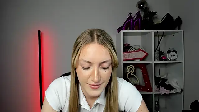 EvelynBlond webcam
