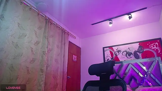 Ravyn_Rouge webcam