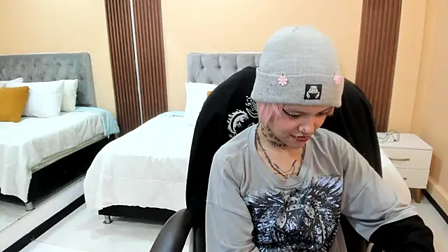 Bela_Craxkerr webcam