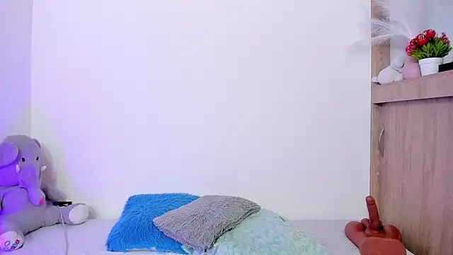 TianaGlow44 webcam