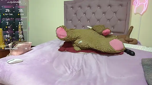 Emmie_Hot