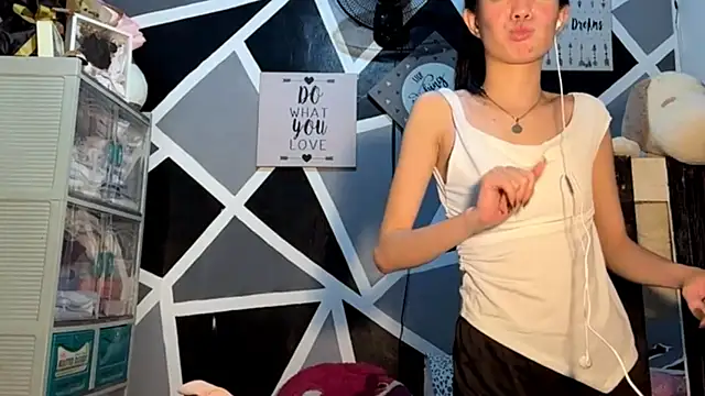 desireeperson (Ask my age) - Take off my shorts and little dance