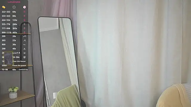 aubreyholtry (F teen) - Flash my nipples to your face