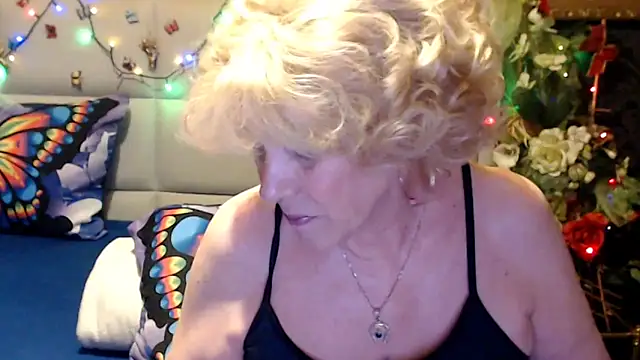 HappyWomanOn webcam