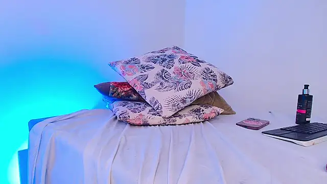 BellaRouxxx webcam