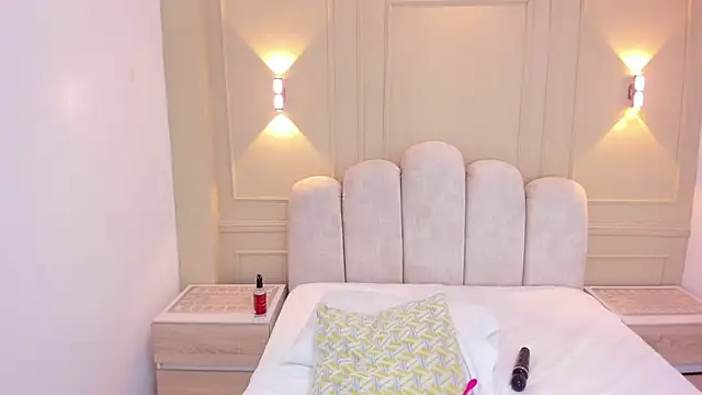 LESLYSIMPSON webcam