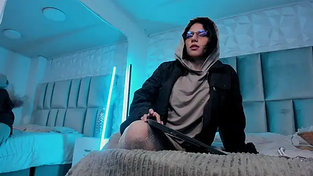 HollyPeach webcam