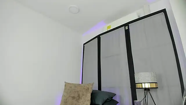 niicole_steele_ (F teen) - finger in my ass