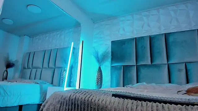 HollyPeach webcam