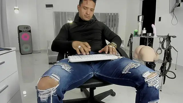 master_leather webcam