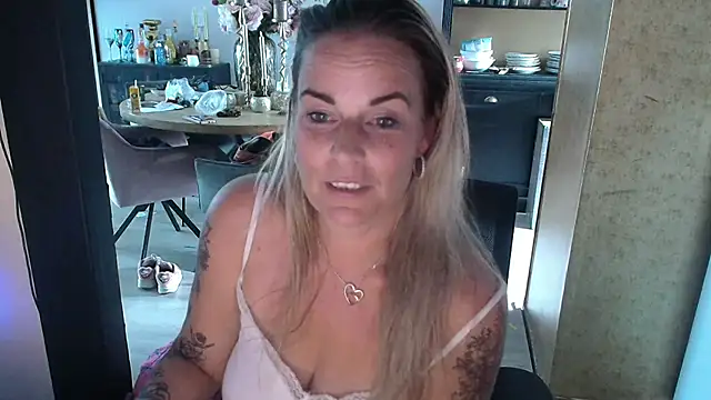 MystiqueMaven live sex cam