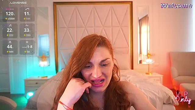EllaGoldenn webcam