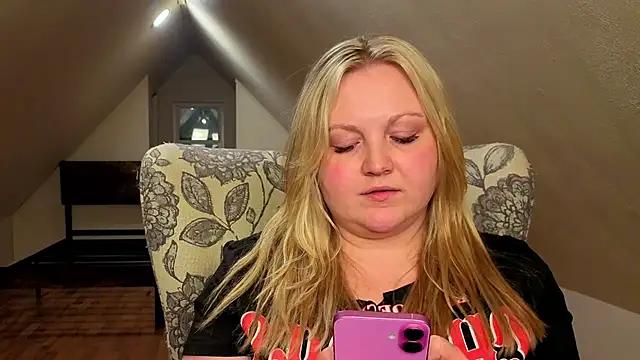 PhatAssBlond webcam