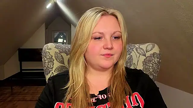 PhatAssBlond webcam