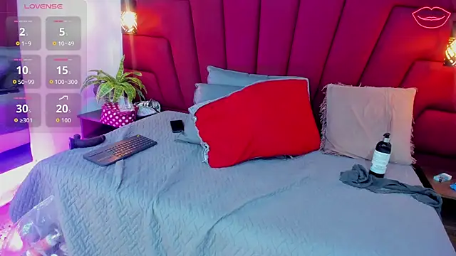 Maya_curvy webcam