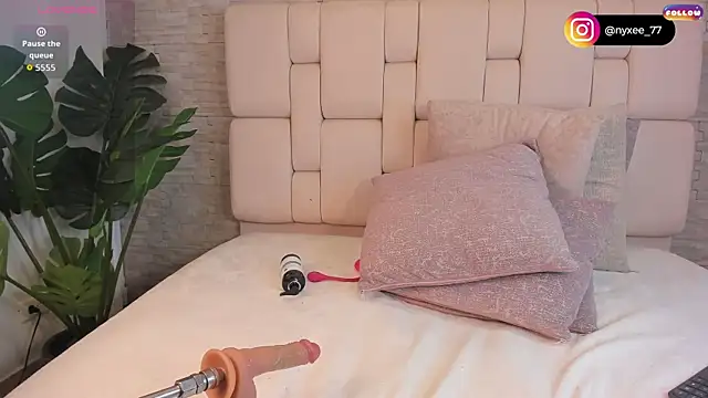 Nyxee_ webcam