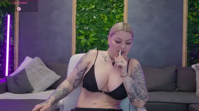 Issa_Jo webcam