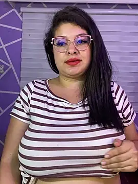MiiaaJoness webcam