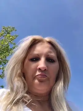 Divineblond webcam