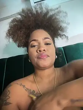 riri_brunnete webcam