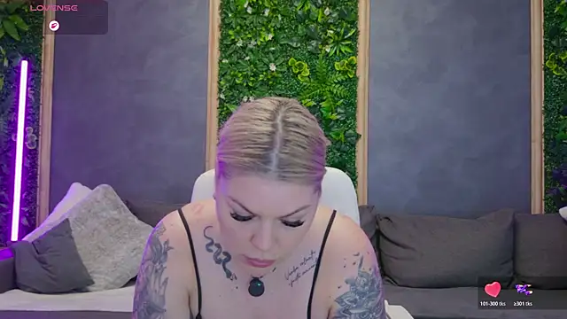 Issa_Jo webcam