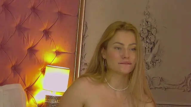 MisshaNight webcam