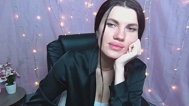 MilaLoona webcam