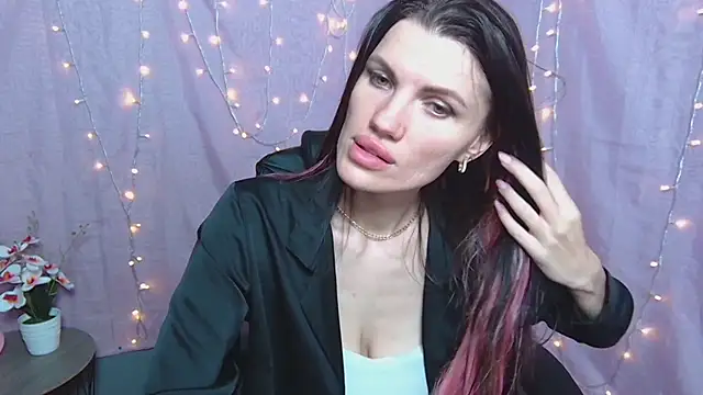 MilaLoona webcam