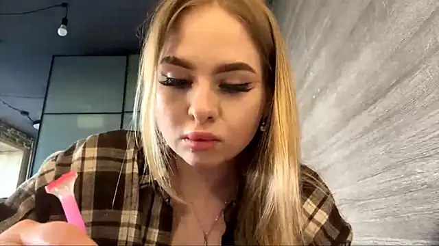 MiaLiluna webcam