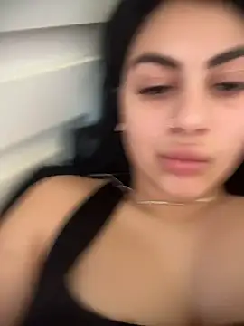 Webcam Model (LilyLovell)  is live.Free join now!