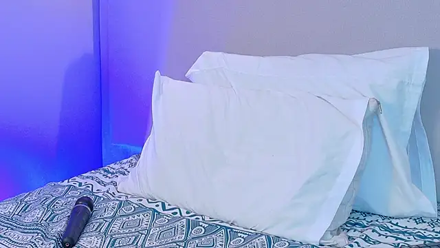 NaomiKlarc webcam