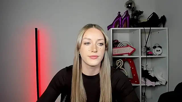 EvelynBlond webcam