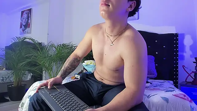 liam_saint (M twink) - show ass + spank x 4