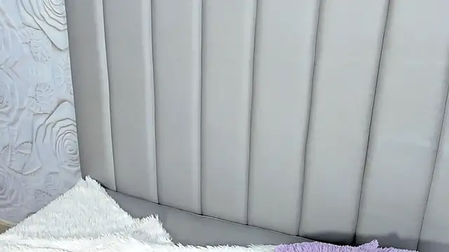 LittlePeachy18 webcam