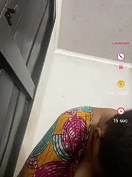 XHotJuicyBootyXX webcam